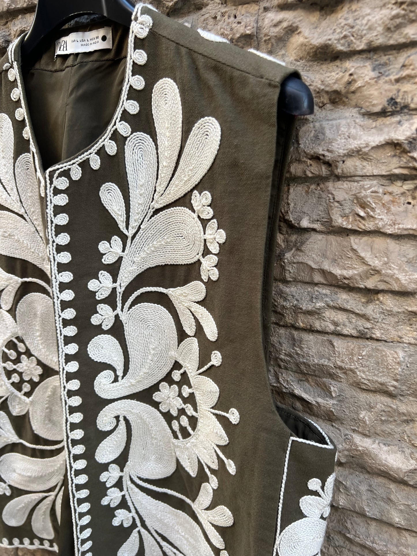 ZARA. Chaleco verde bordado. T L