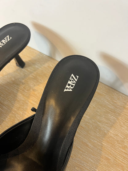 ZARA. Black patent leather high heel shoe with velvet bow. Size 37