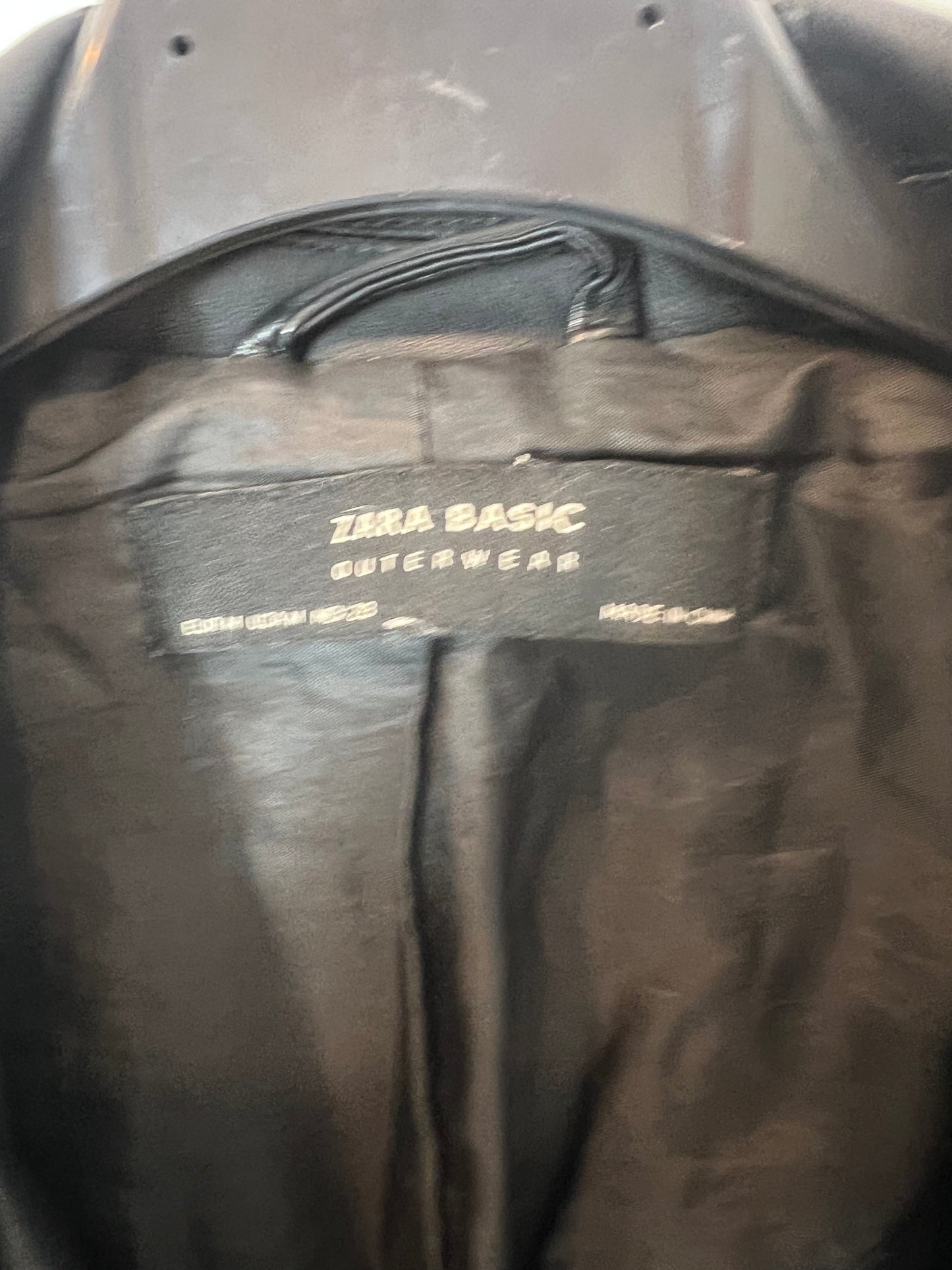 ZARA. Cazadora negra efecto piel. T M