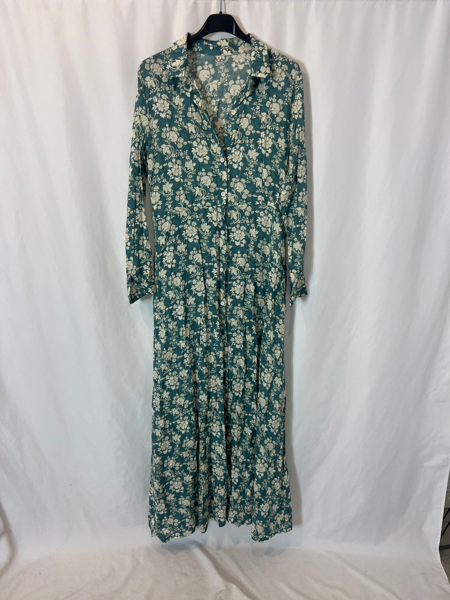 OTRAS. Vestido largo camisero azul flores. T M