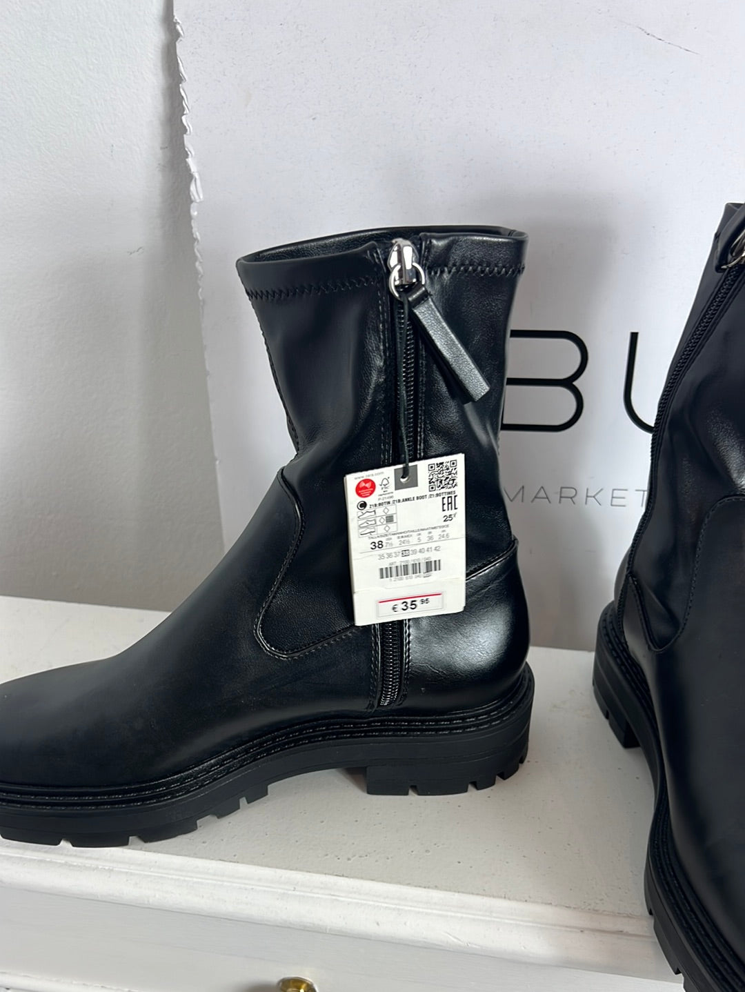 ZARA. Botones negro plataforma . T38