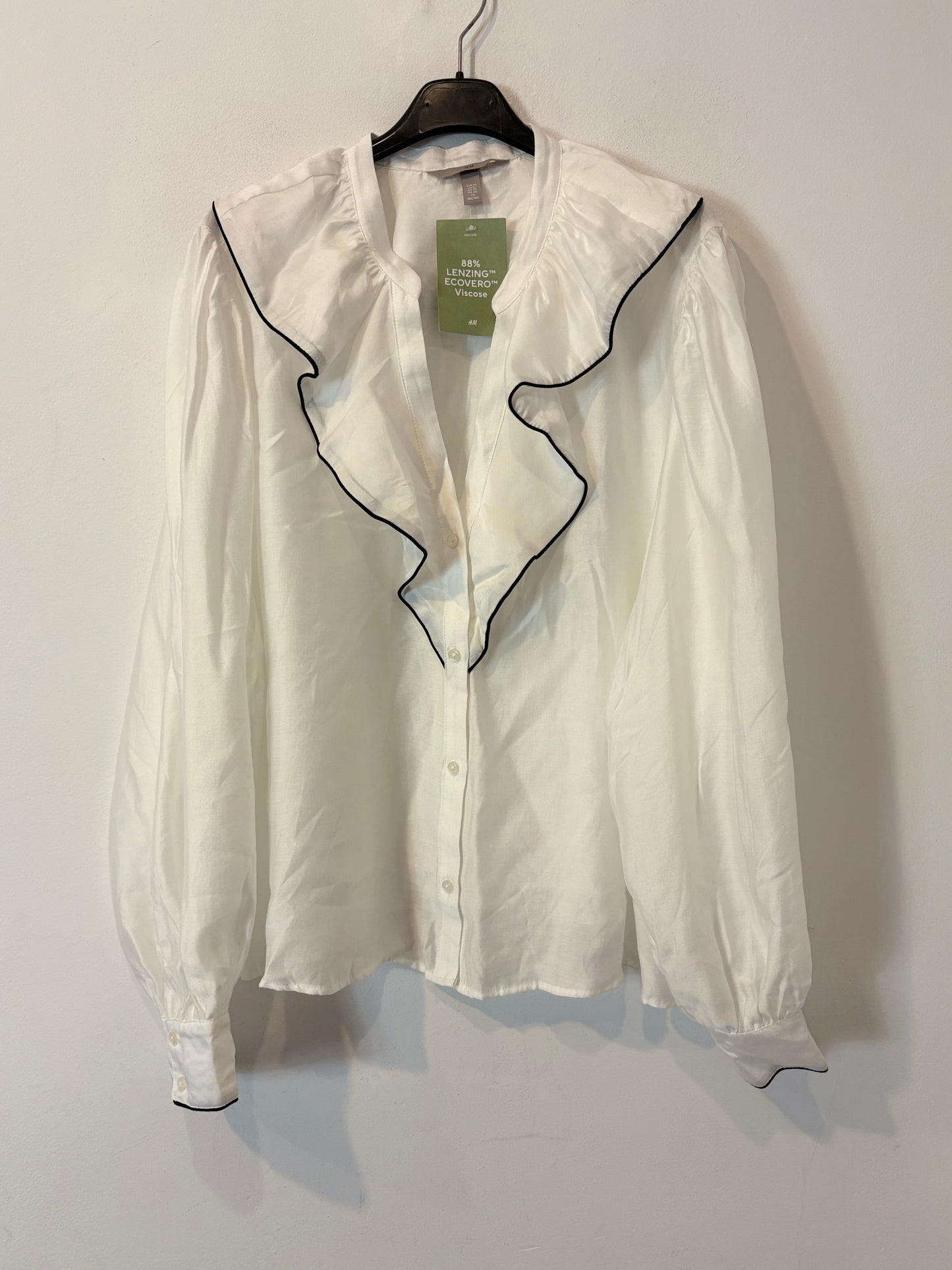 H&M. Blusa blanca volante.