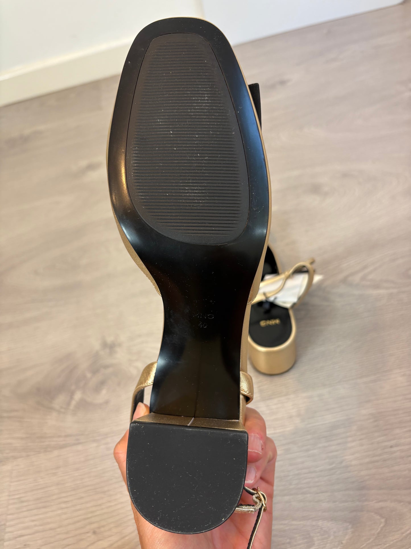 MANGO. Zapato metalizado lazo. T 40