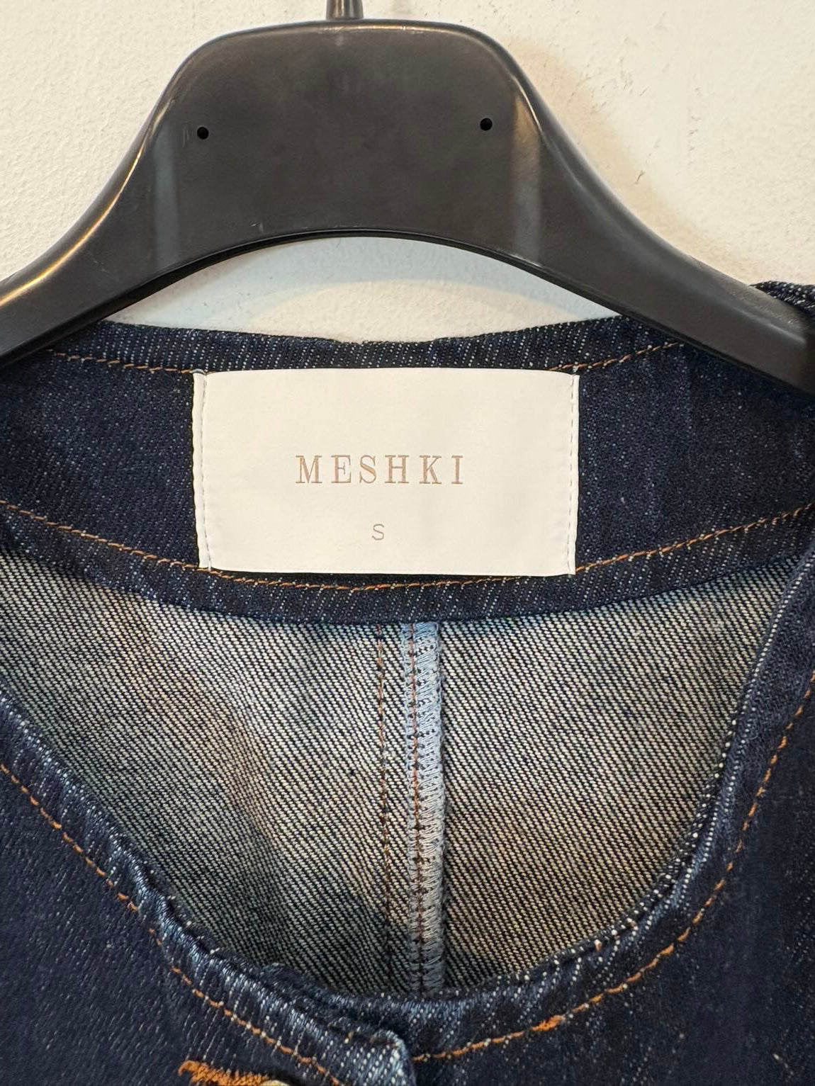 MESHKI . Conjunto denim chaleco y bermuda