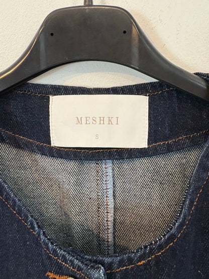 MESHKI . Conjunto denim chaleco y bermuda