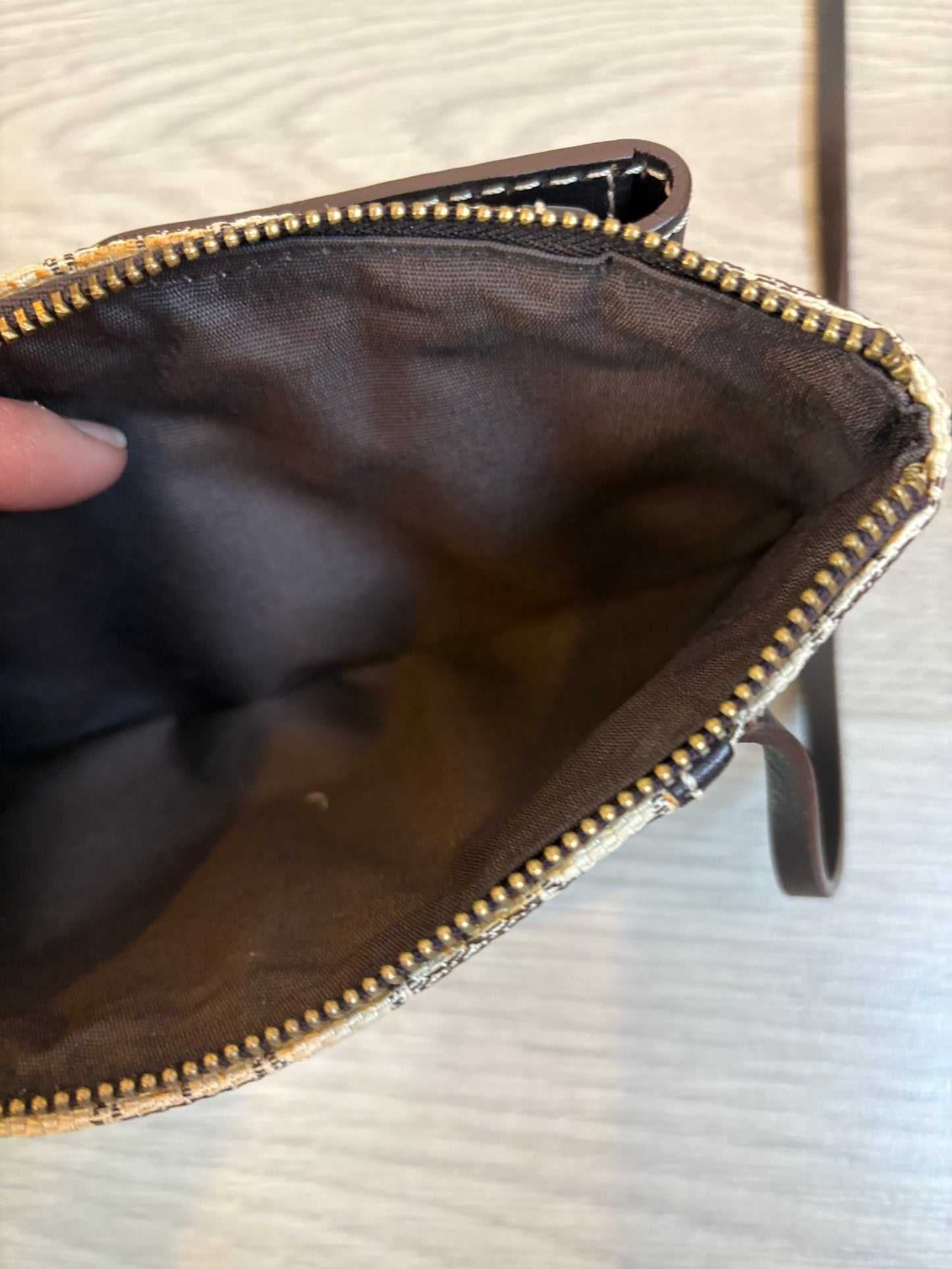 CAROLINA HERRERA. Bolso bandolera anagrama