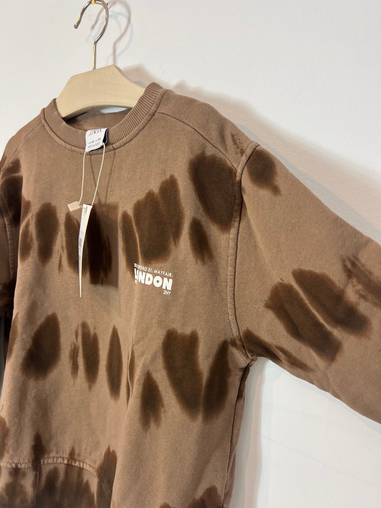 ZARA. Brown sweatshirt with letters. Size 6 years.