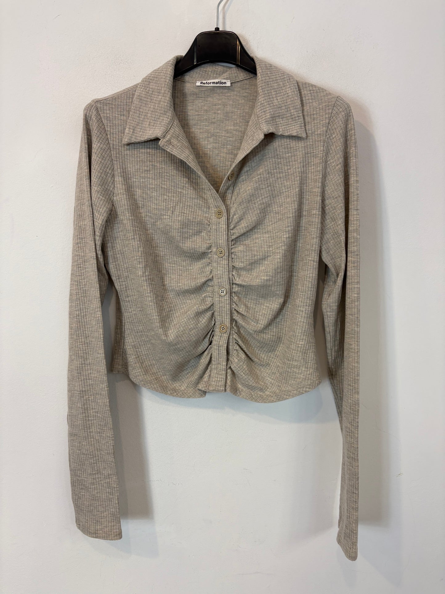 REFORMATION. Top canalé gris abotonado