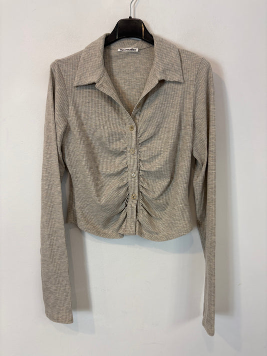 REFORMATION. Top canalé gris abotonado