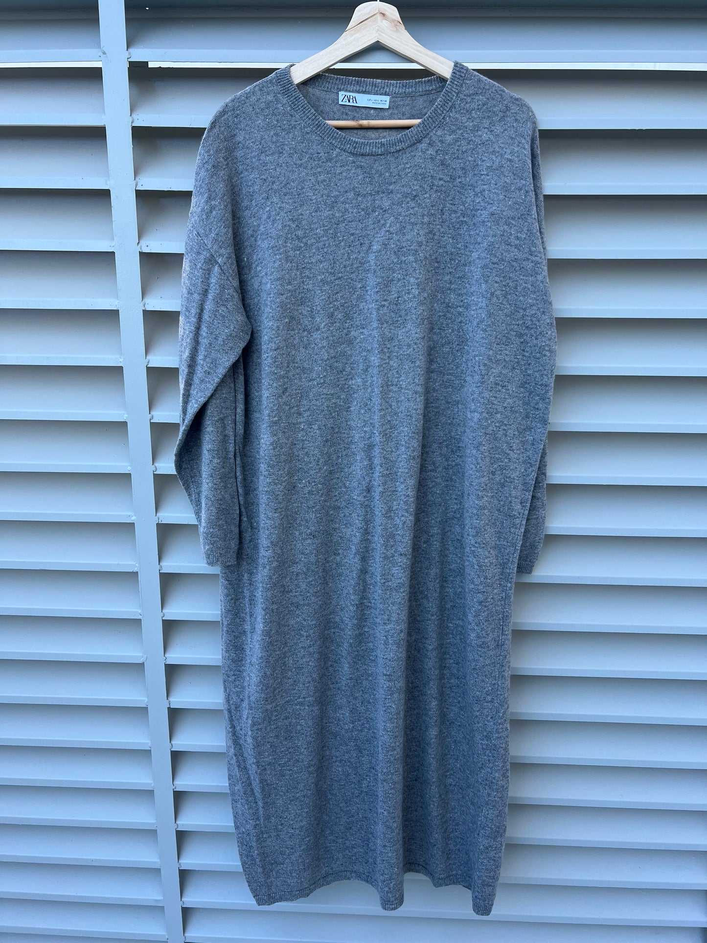 ZARA. vestido gris con lana