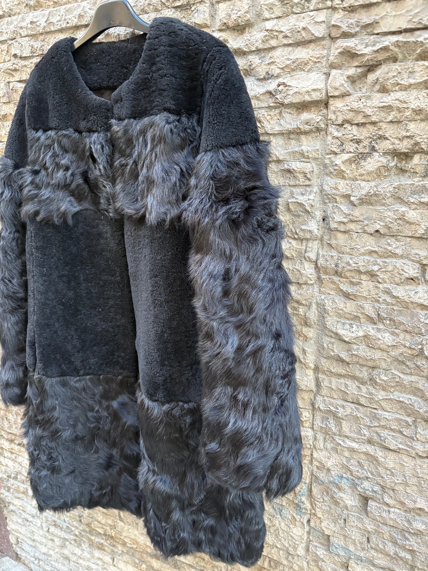 SFERA. Abrigo negro pelo natural