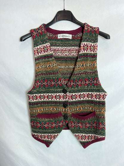 OTRAS. Chaleco greca botones pedrería. T L