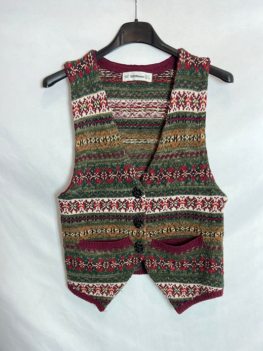 OTRAS. Chaleco greca botones pedrería. T L