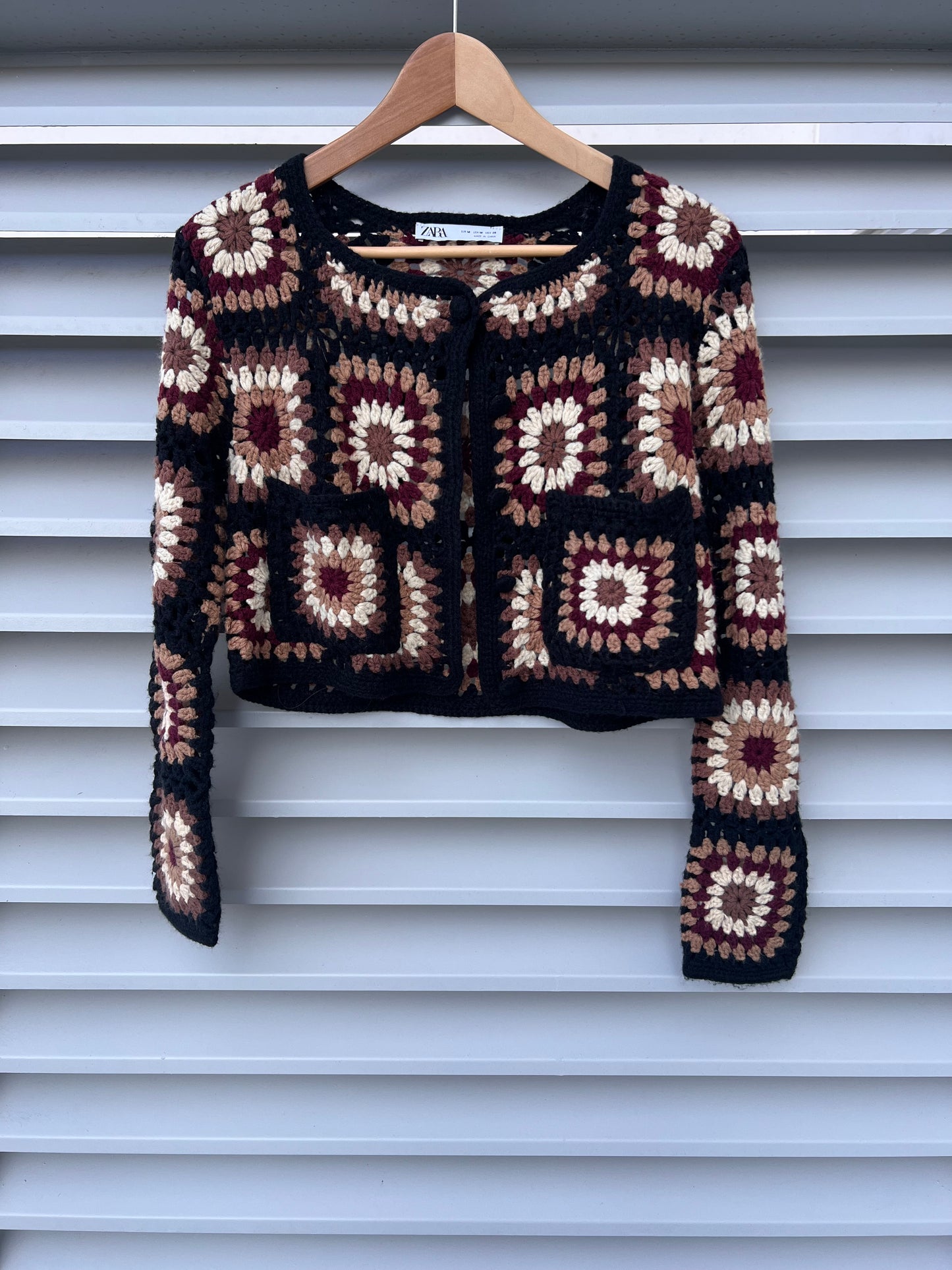 ZARA. chaqueta croché