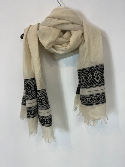 ZARA. Pañuelo beige detalles étnicos