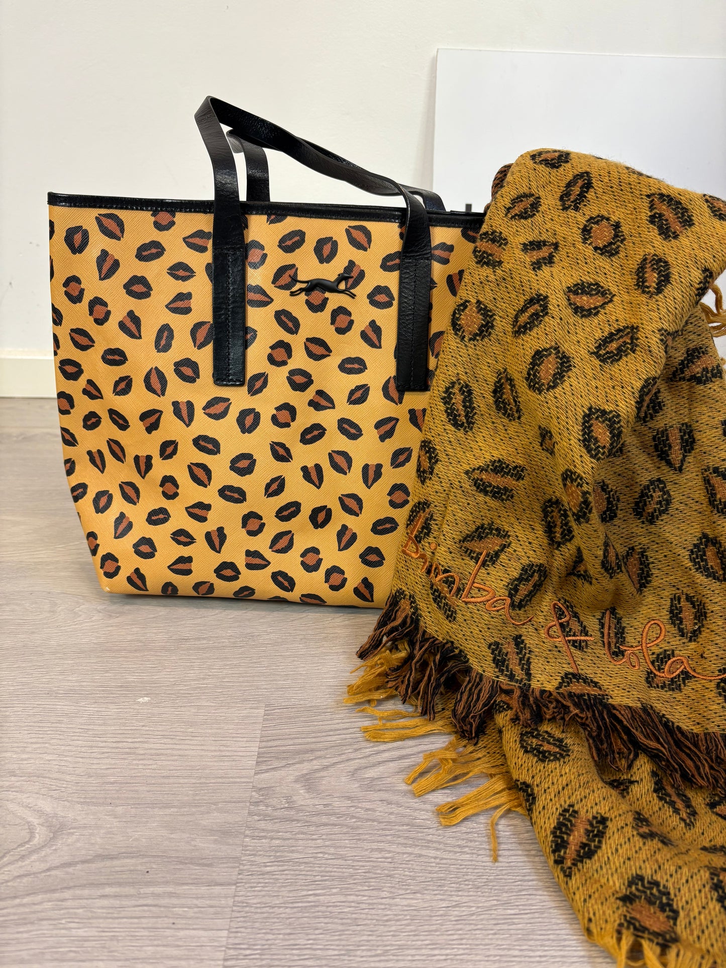 BIMBA Y LOLA. Bufanda estampada con lana