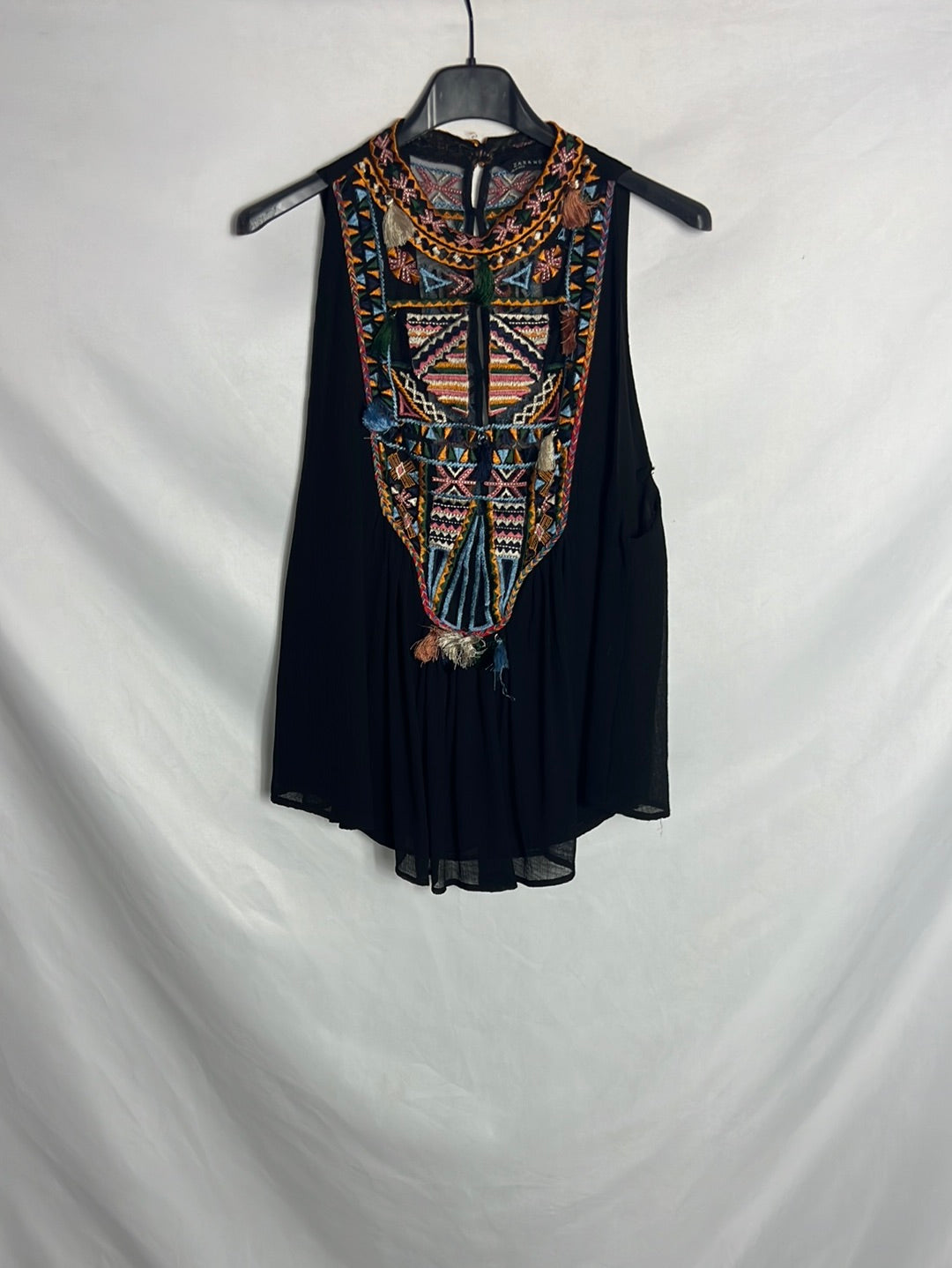 ZARA. Top fluido negro bordados. T S