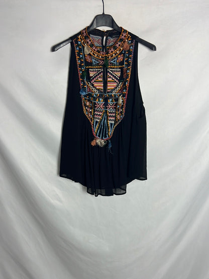 ZARA. Top fluido negro bordados. T S