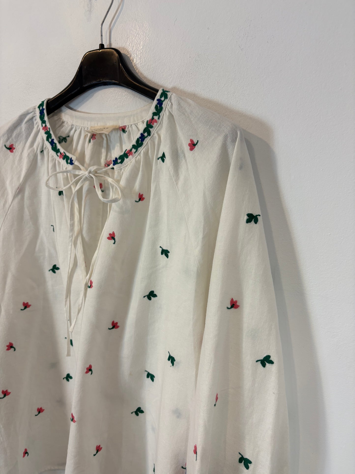 SÉZANE. Blusa blanca bordados