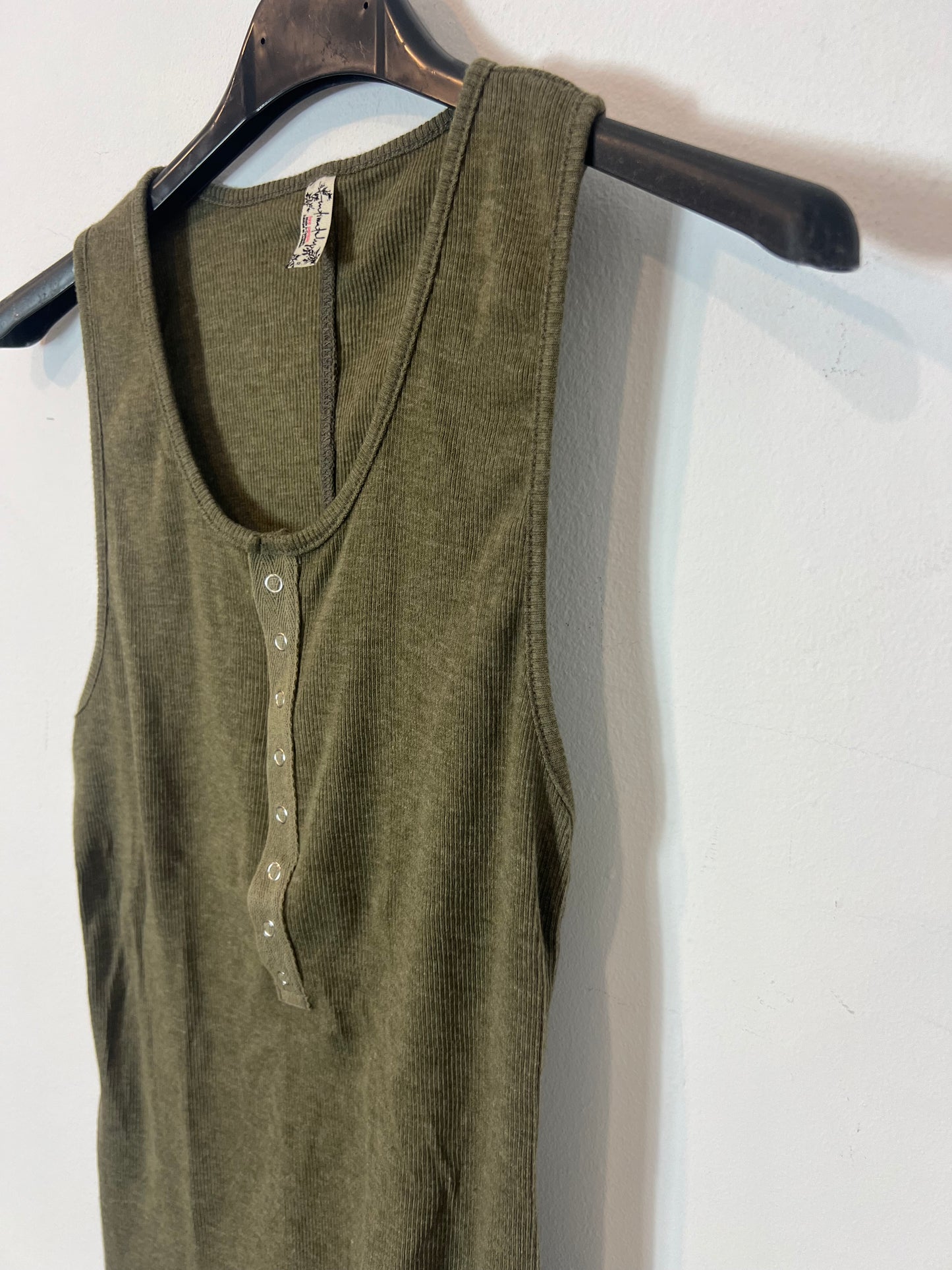 OTRAS. Top canalé verde. T S