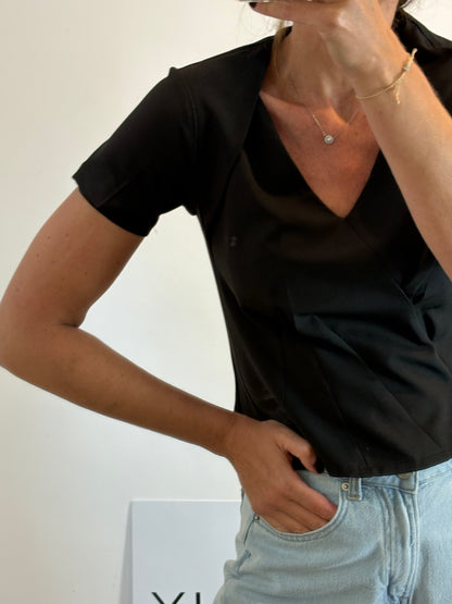 MINUETO. Top negro detalle escote. T M