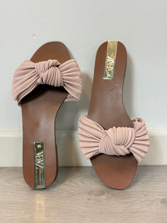 ZARA . Sandalia plana tira rosa fruncida. T 38