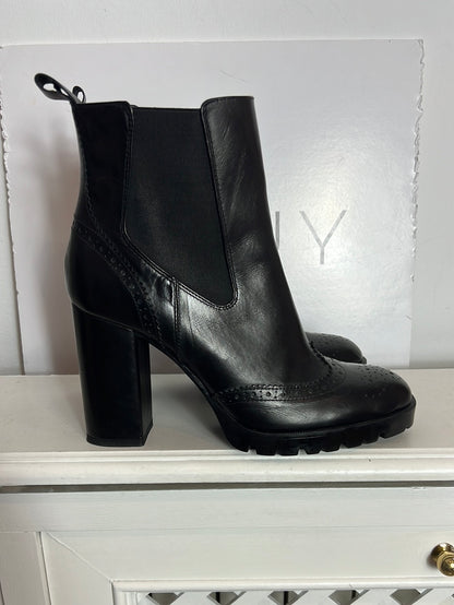 ZARA. Black die-cut ankle boots. Size 41