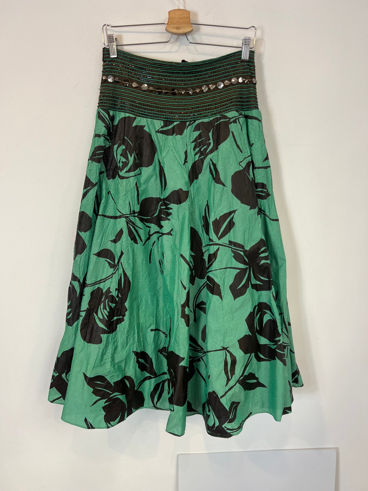 KAVITA BHARTIA. Falda larga detalle abalorios . T M