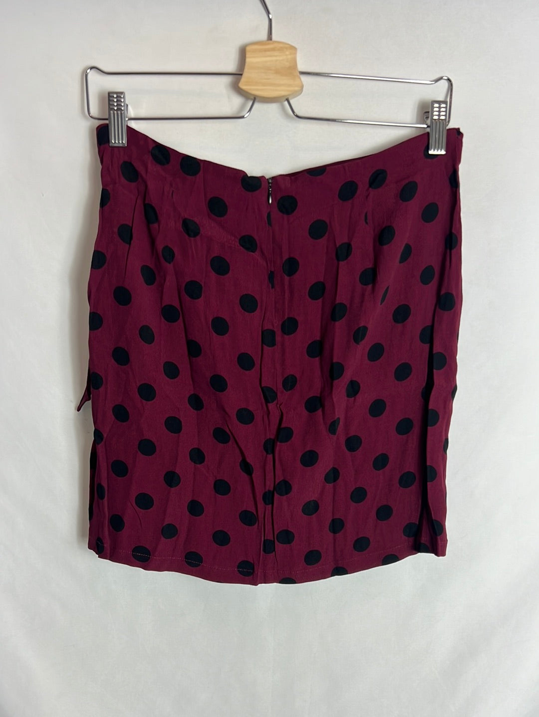 MANGO. Falda corta burdeos lunares. T S