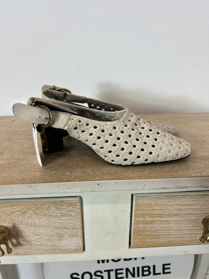 ZARA. Die-cut shoe with heel detail. Size 38