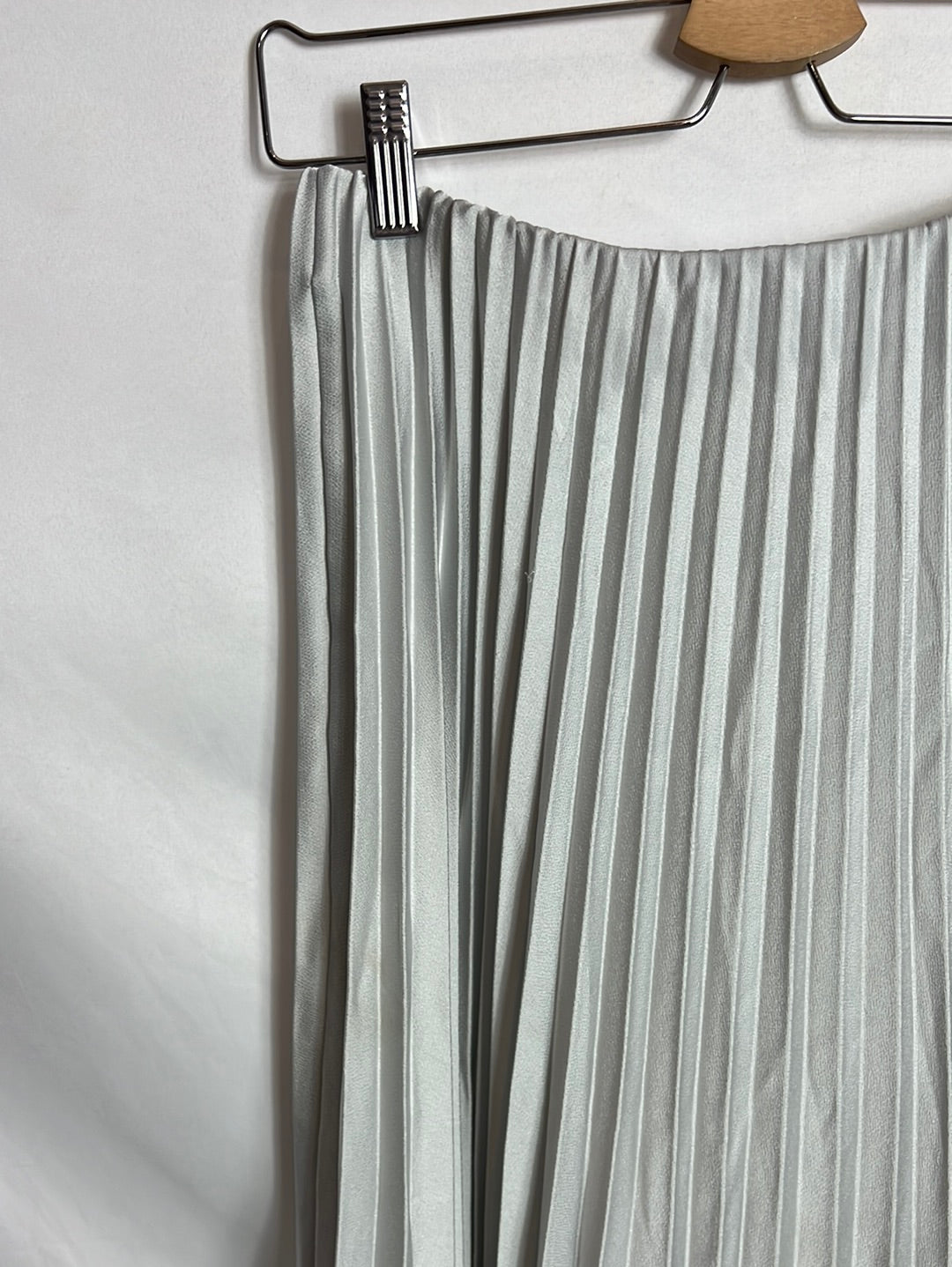 ZARA. Light gray pleated midi skirt. TM