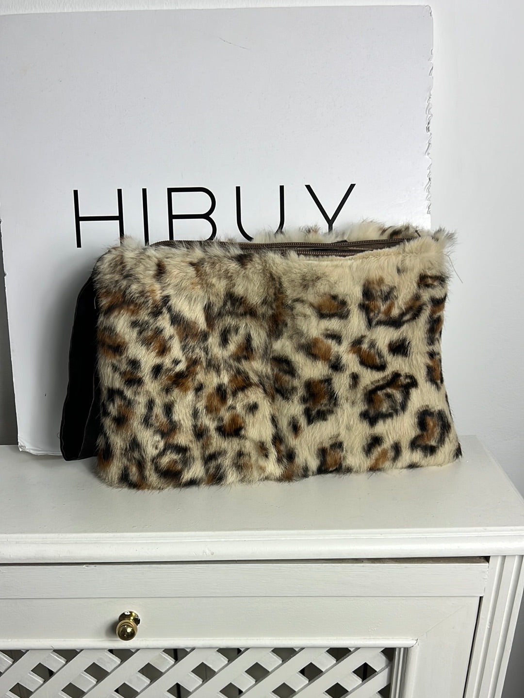 OTRAS. Bolso de mano pelo animal print