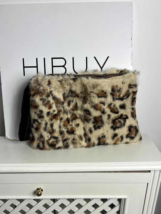 OTRAS. Bolso de mano pelo animal print