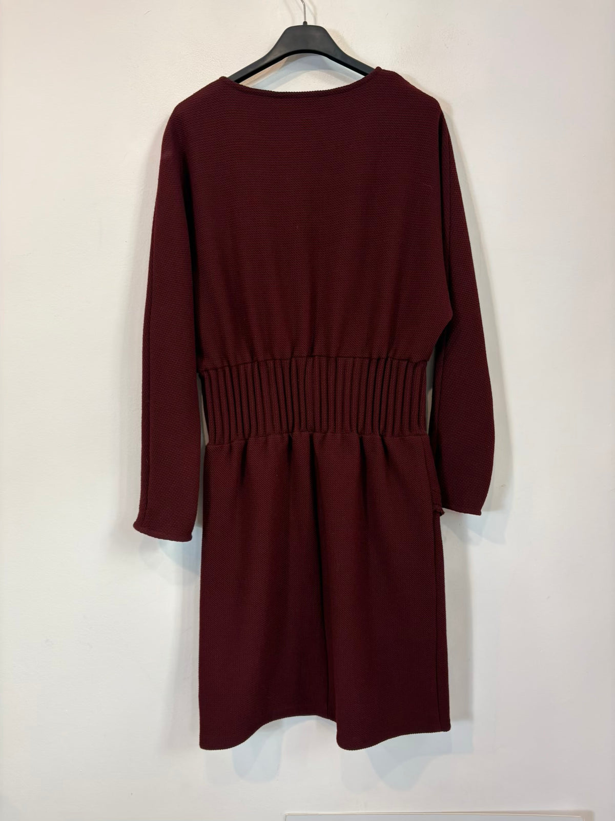 MAJE. Vestido burdeos textura