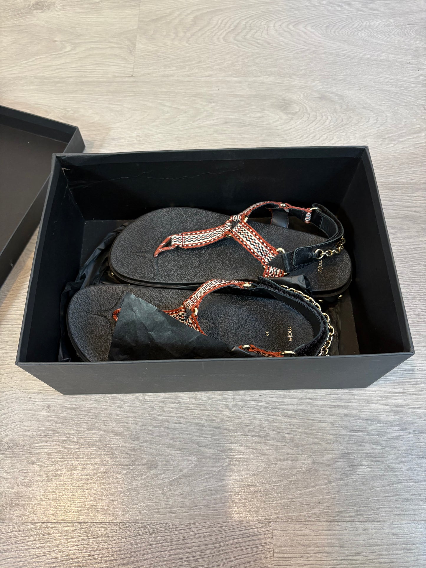 MAJE. Sandalia plana de cuerda y piel