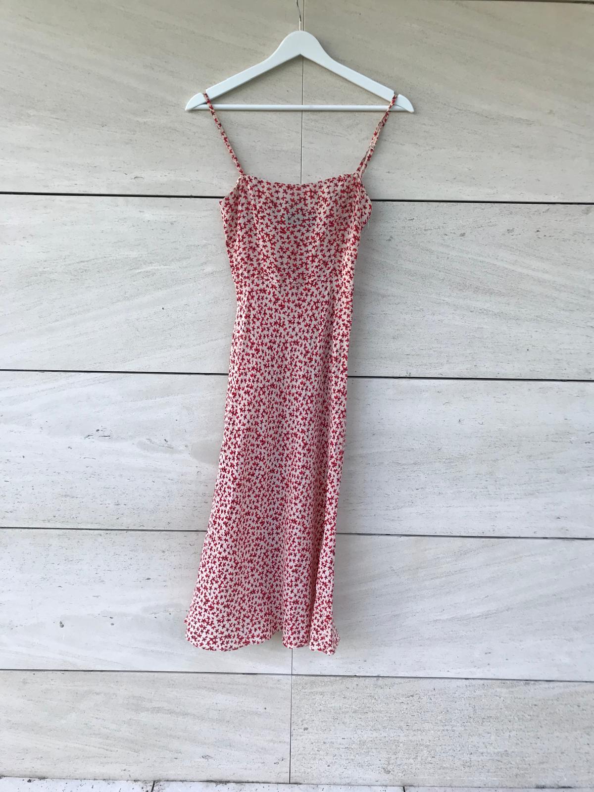 RÉALISATION. Vestido midi seda flores rojas mini