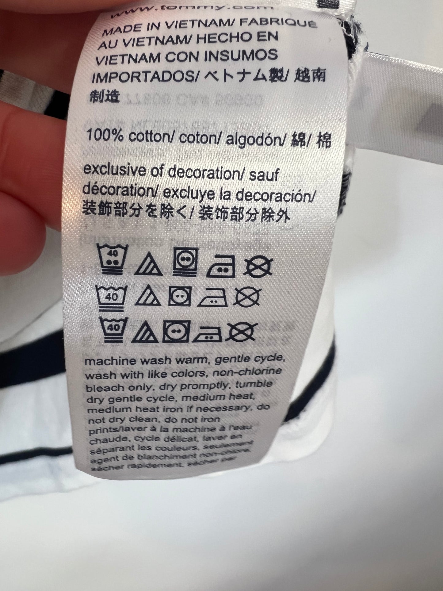 TOMMY  HILFIGUER. Camiseta rayas letras bordadas. T L