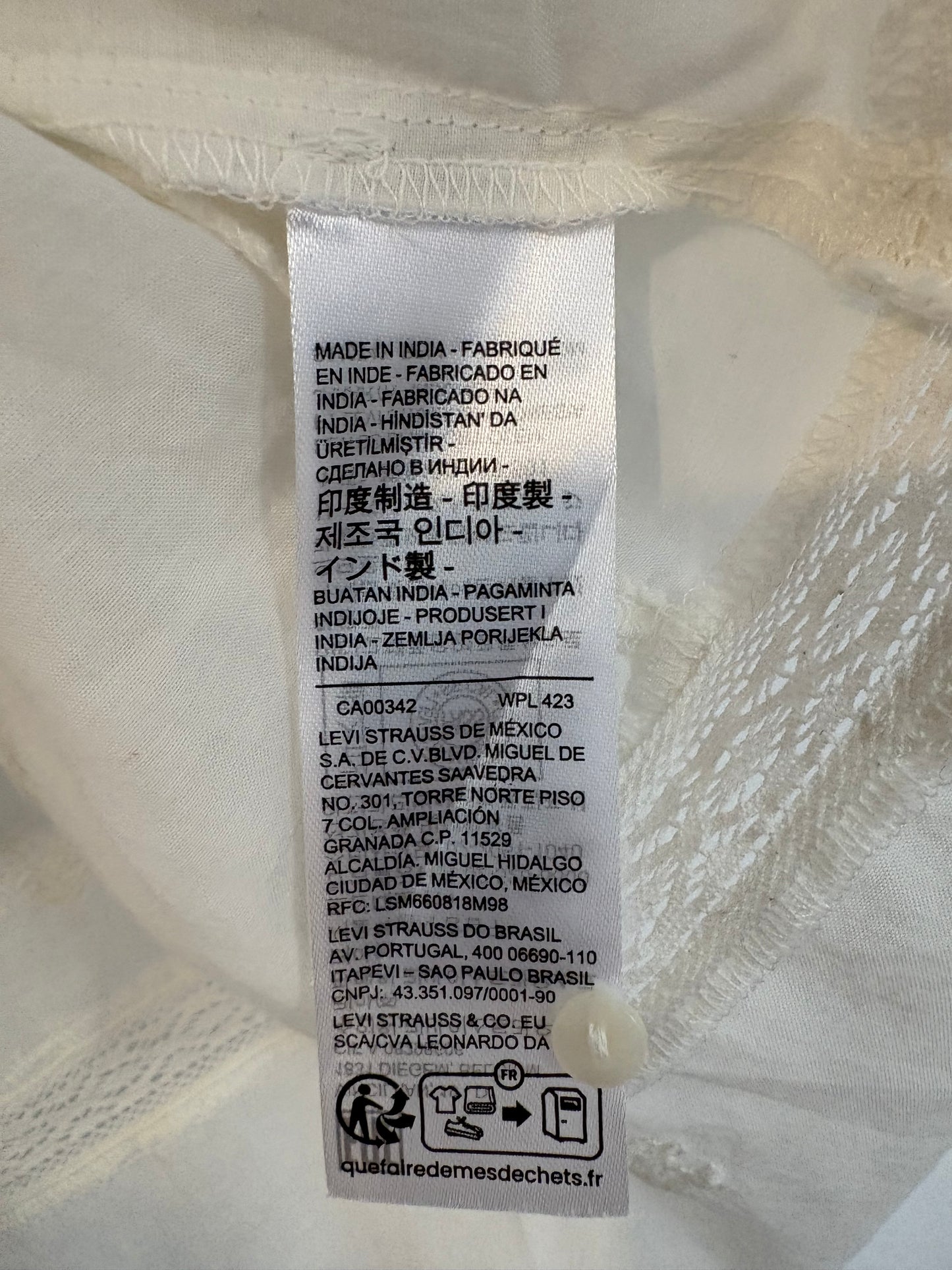 LEVI´S. Blusa blanca bordados