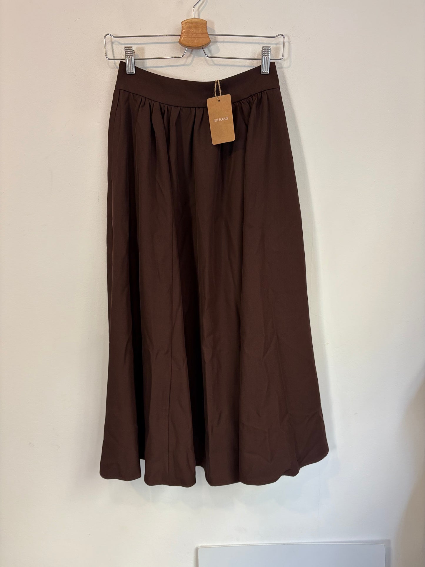 Falda midi marón fluida