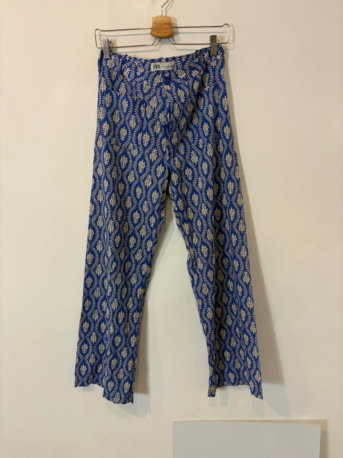 ZARA. Pantalón azul fluido abotonado