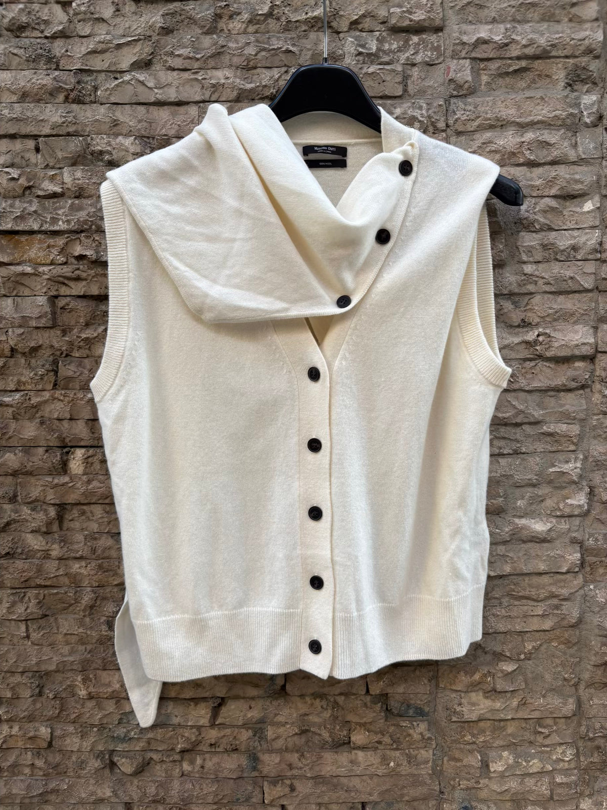 MASSIMO DUTTI. Chaleco en crudo lana con cuello extraible
