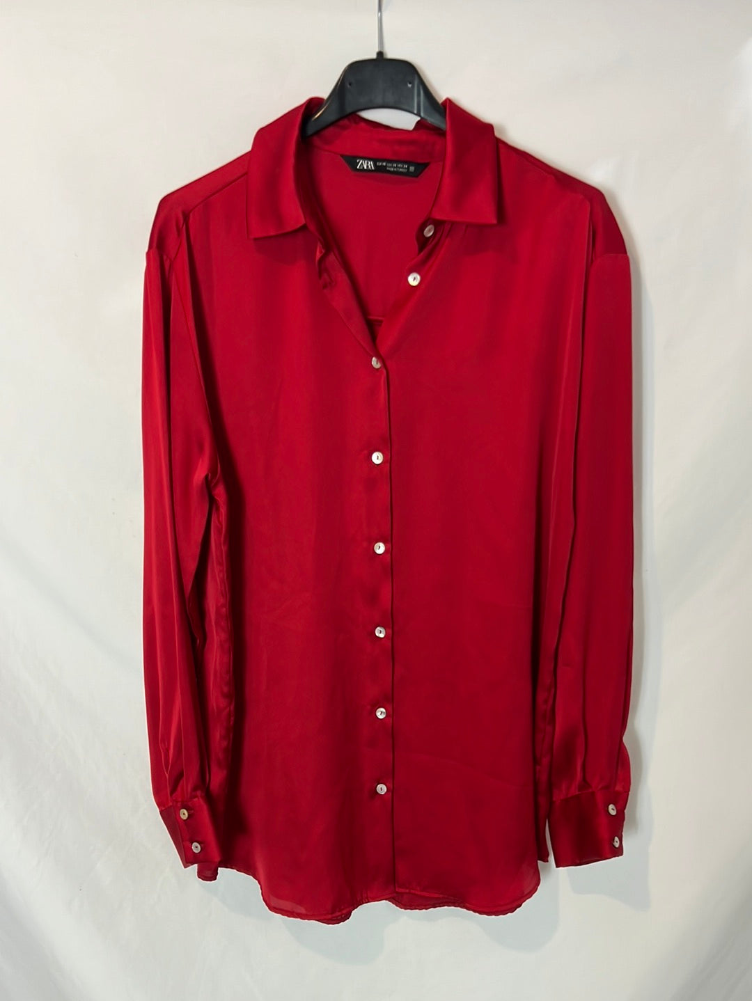 ZARA. Blusa color vino satinada.  T XS