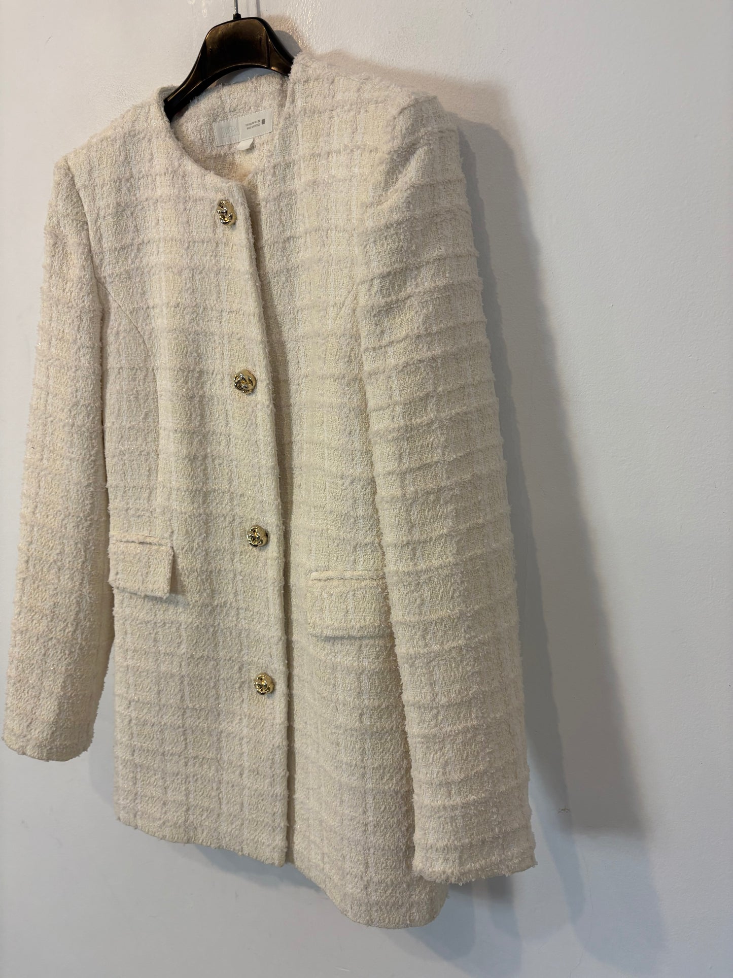 ZARA. Chaqueta tweed blanca
