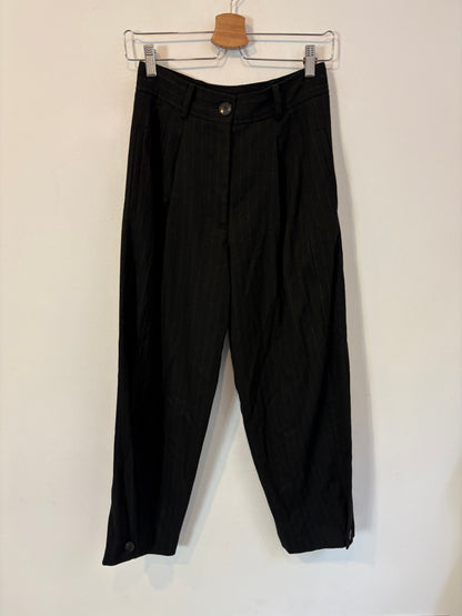 ZARA. Pantalón textura negro rayas