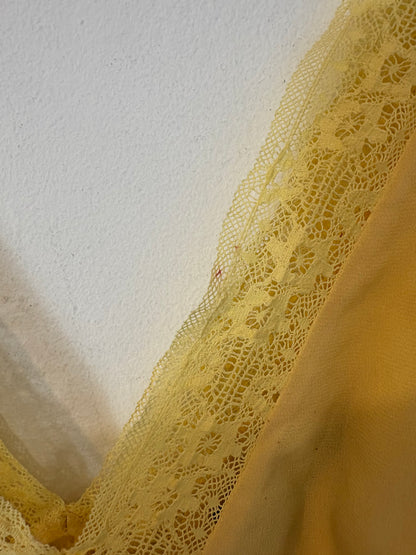 RÉALISATION. Vestido corto seda encajes. T M