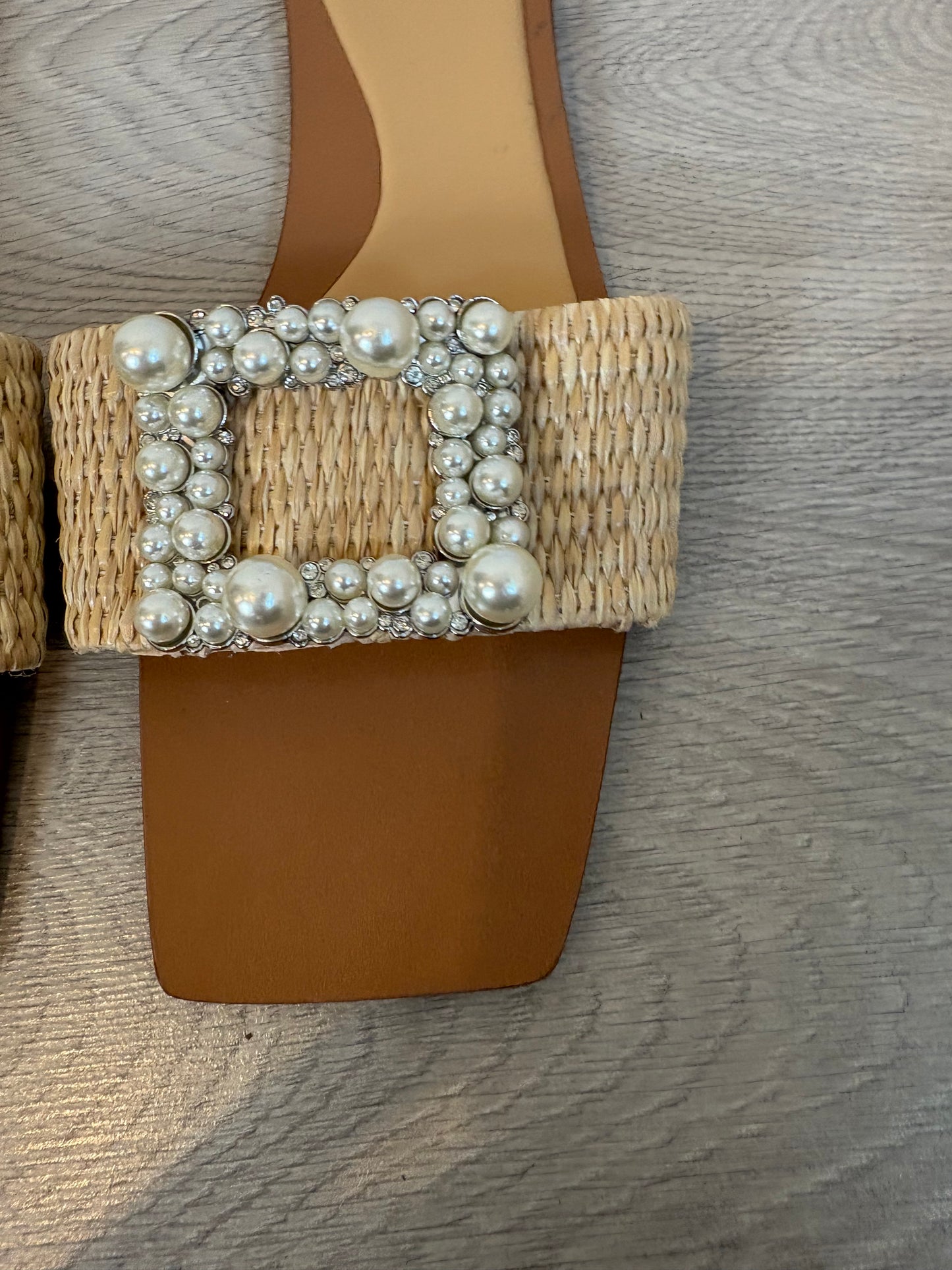 ZARA . Sandalia plana adorno. T 38