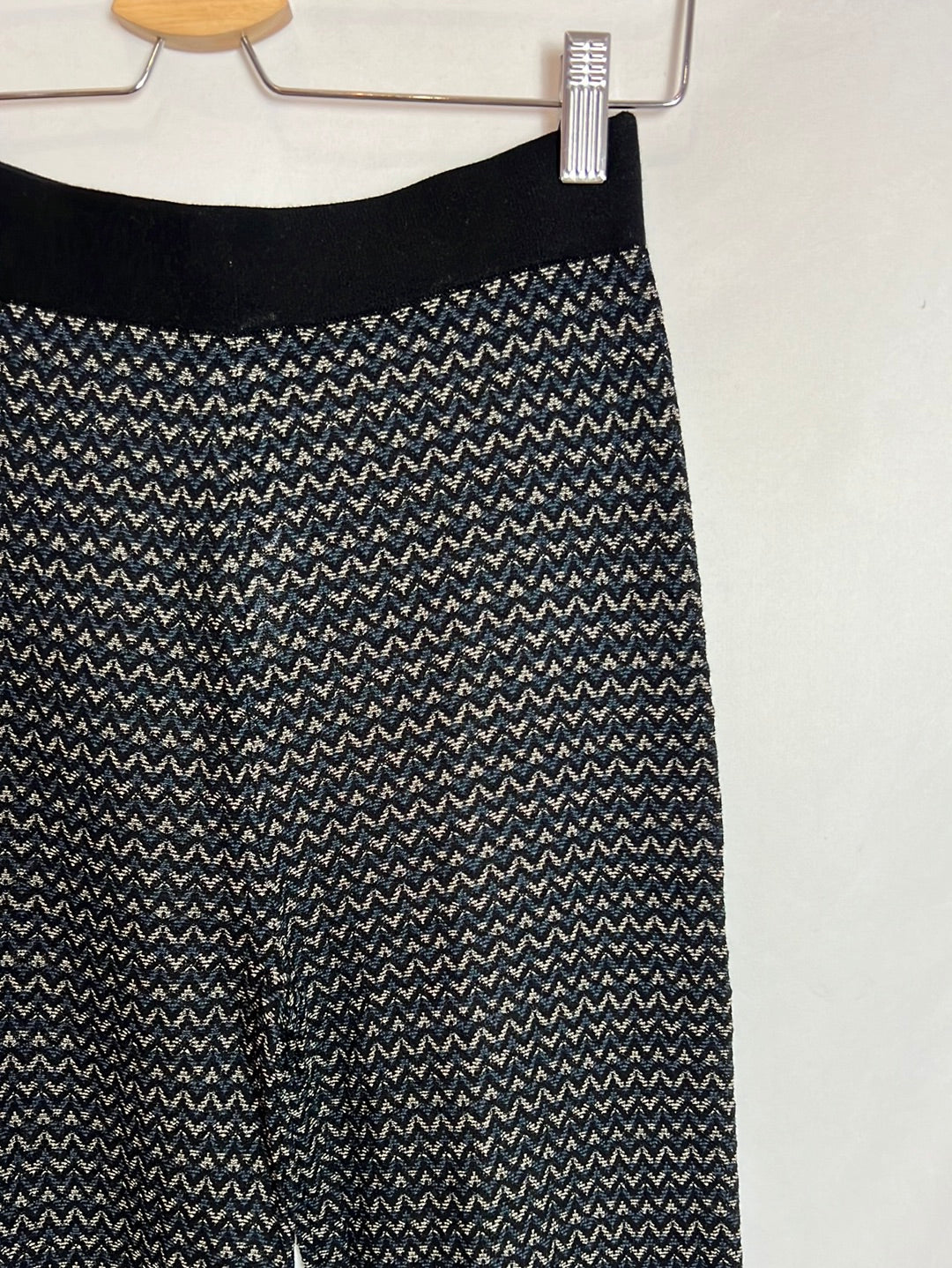 SFERA. Pantalón negro punto semitransparente. T S