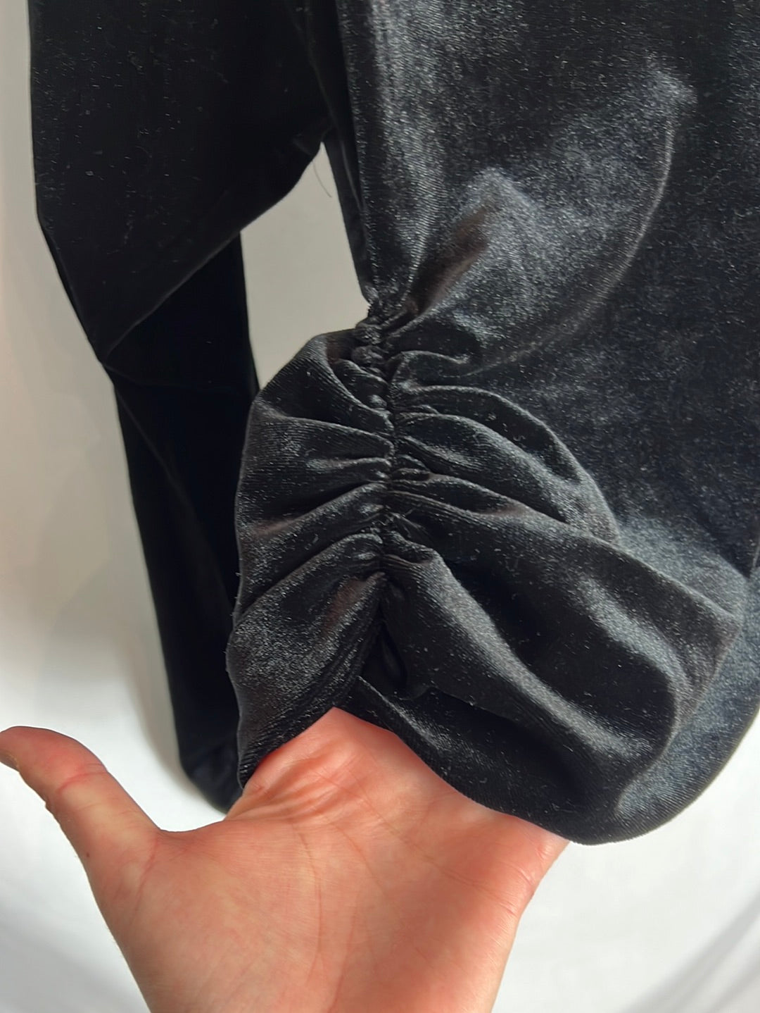 ZARA. Top terciopelo negro hombreras y fruncidos. T XS