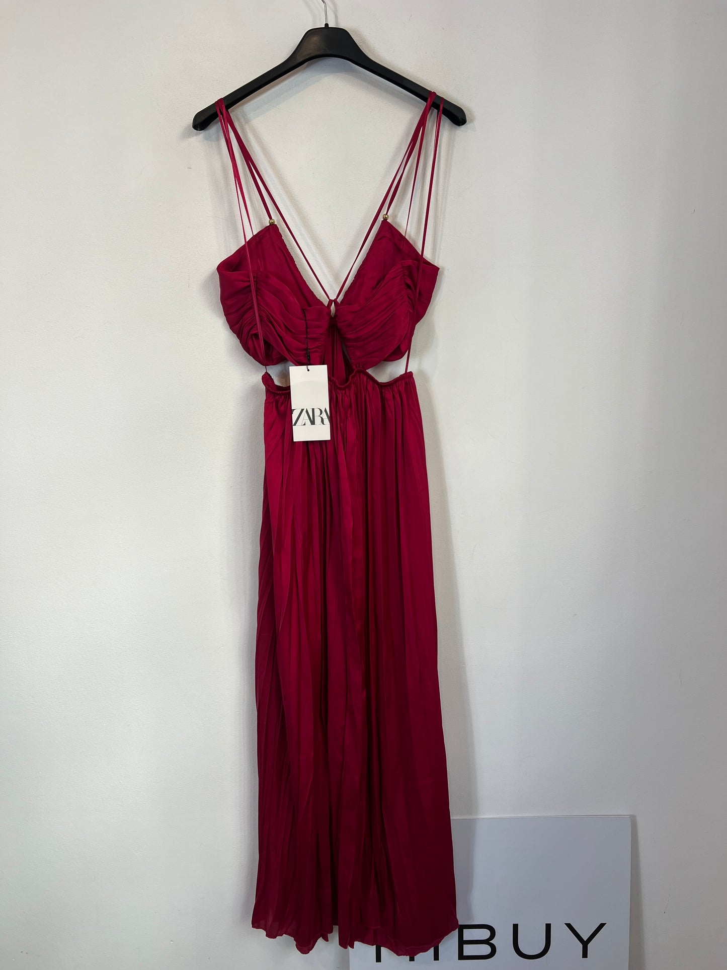 ZARA. Vestido largo plisado burdeos T.s