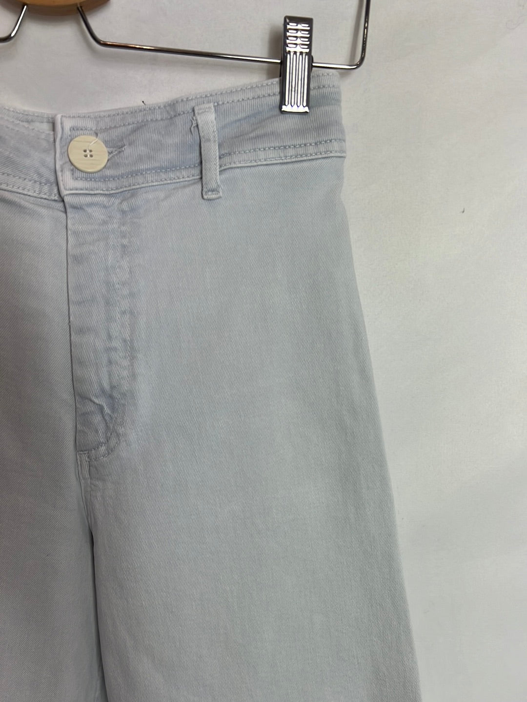 ZARA. Denim culotte gris claro efecto desgastado. T 36